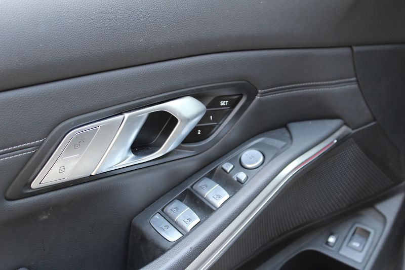 BMW Řada 3 330e xDrive Touring - fotka 15 z 23