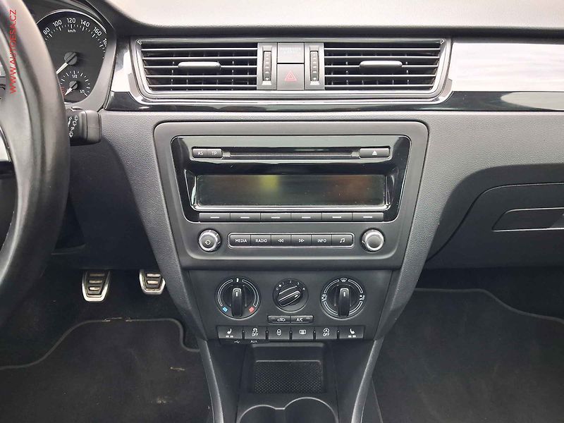 Škoda Rapid (2014) 1.6 TDi, Sport, xenon, panor - fotka 12 z 16