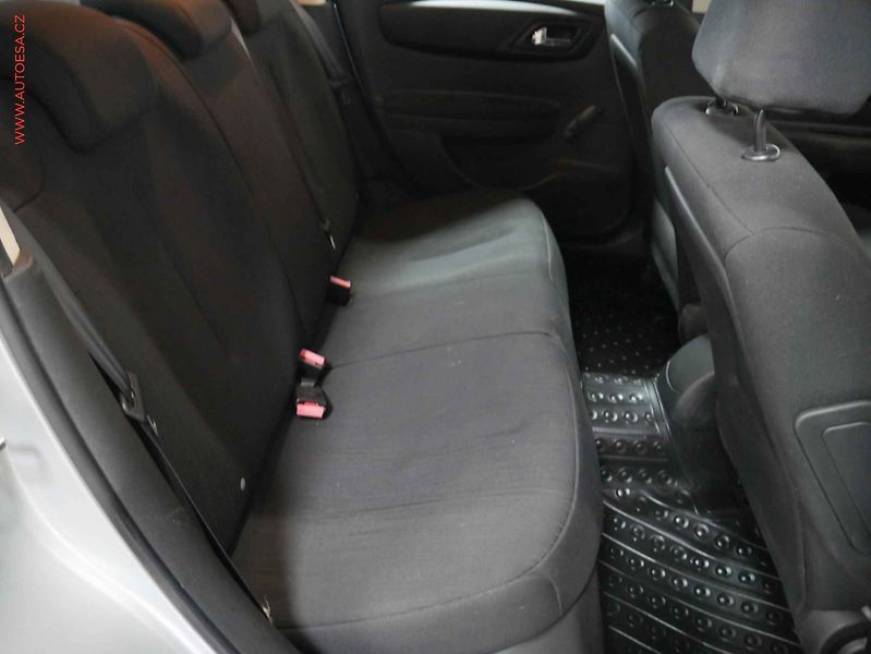 Citroën C4 (2008) 1.4i, servis.kniha, AC - fotka 11 z 17