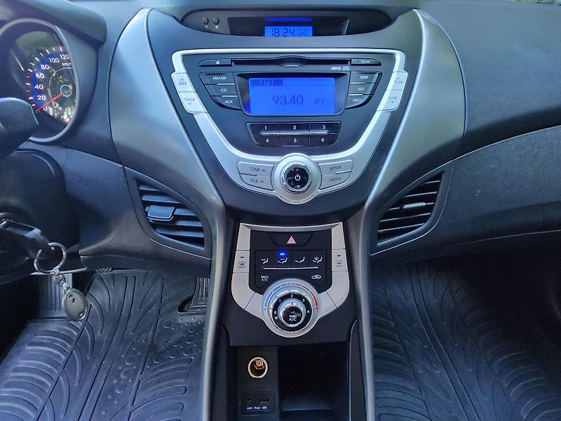 Hyundai Elantra (2012) Comfort 1,6/97kW - fotka 11 z 13
