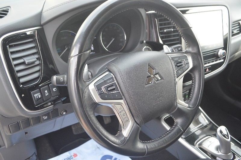 Mitsubishi Outlander 2,4 4x4 - fotka 23 z 26