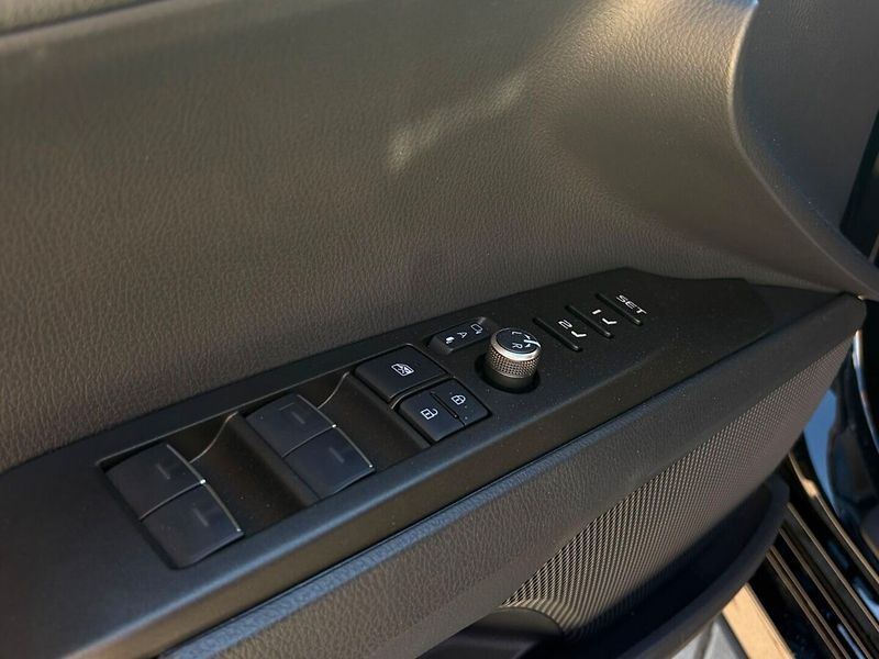 Toyota Camry 2.5 hybrid Executive - fotka 6 z 23