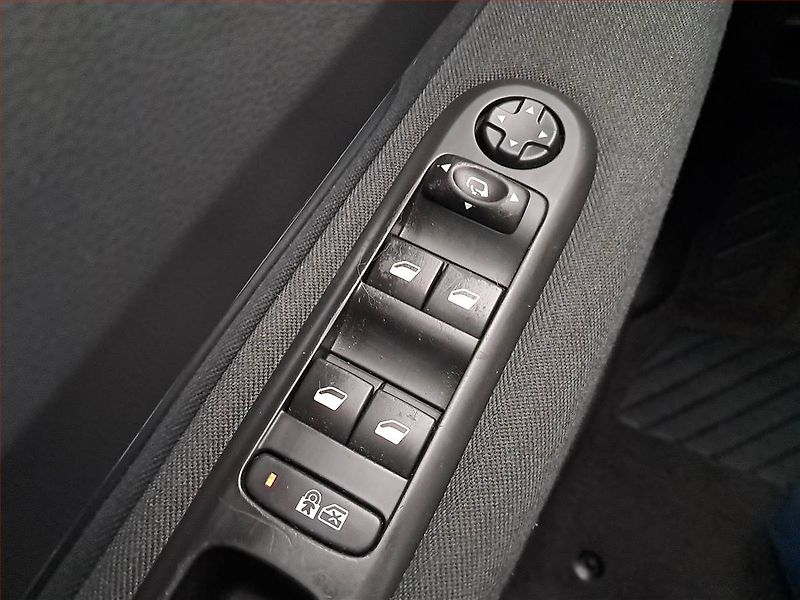 Peugeot 5008 (2014) 1.6 HDi, 7 míst, Navi - fotka 16 z 21