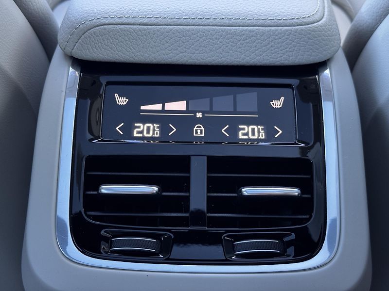 Volvo XC60 FWD B5/vzduch/4*klima/PANO/  - fotka 22 z 43