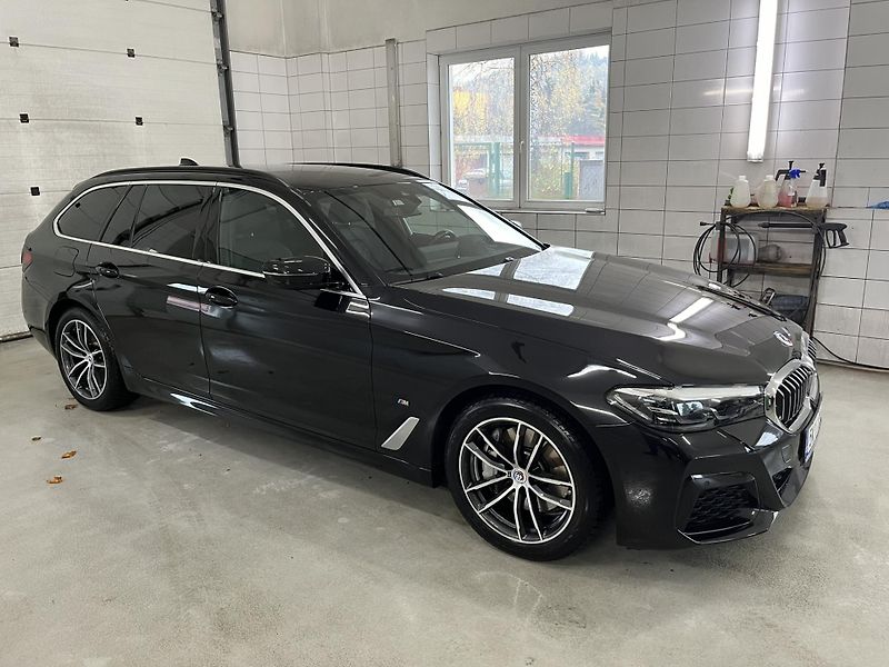 BMW Řada 5 (2022) 3.0 540 xDrive M-Packet DPH - fotka 9 z 16