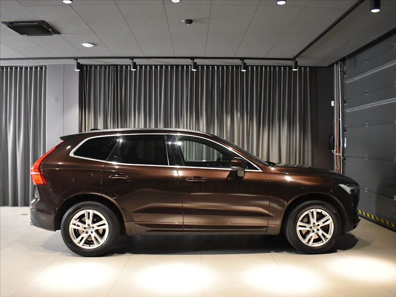 Volvo XC60 2,0 D4 AWD Momentum Tažné,BLIS - fotka 3 z 20