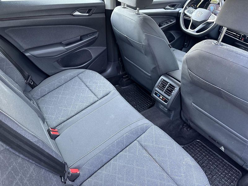 Volkswagen Golf (2023) Variant 1.5 TSI Life - fotka 11 z 31