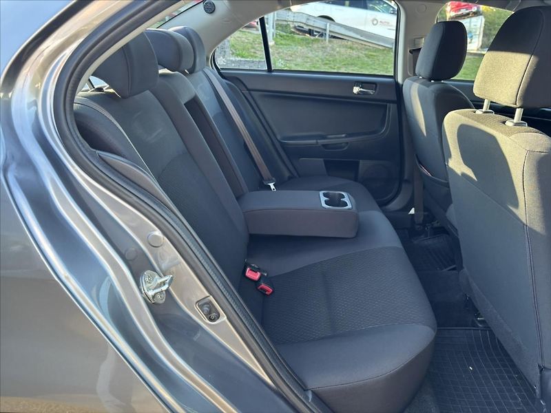Mitsubishi Lancer 1,6 i 86kW Inform ČR 2xKOLA - fotka 14 z 28