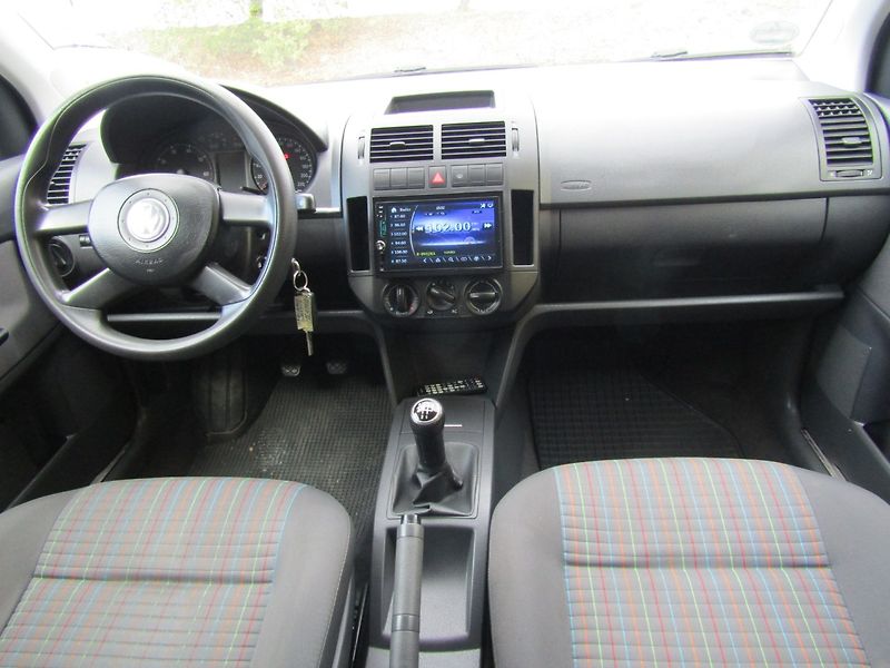 Volkswagen Polo (2006) 1.4 I 55kW  ZIMNÍ PNEU  1.MAJI - fotka 15 z 38