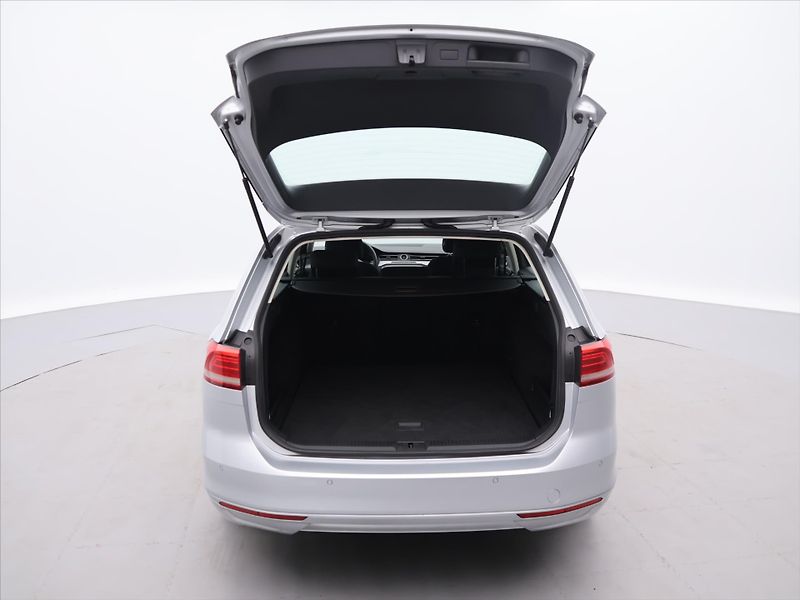 Volkswagen Passat 2,0 TDI 110kW Highline LED - fotka 9 z 24