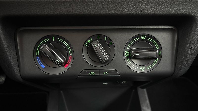 Škoda Fabia 1.0 TSI Ambition Combi - fotka 13 z 23
