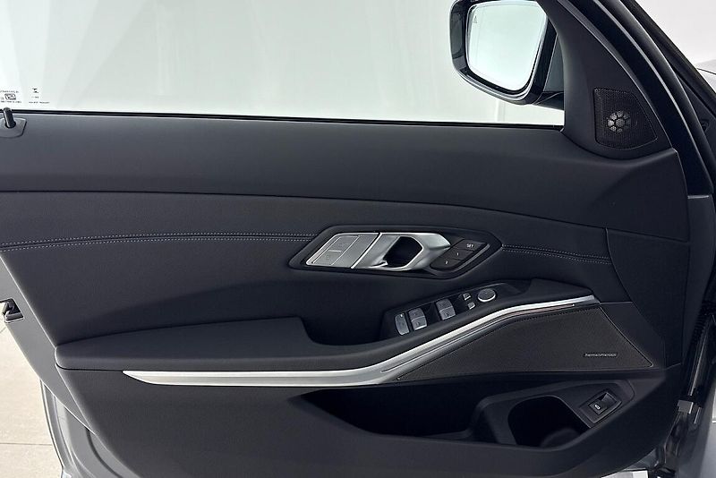 BMW Řada 3 řady 3 | 330d xDrive - fotka 17 z 27