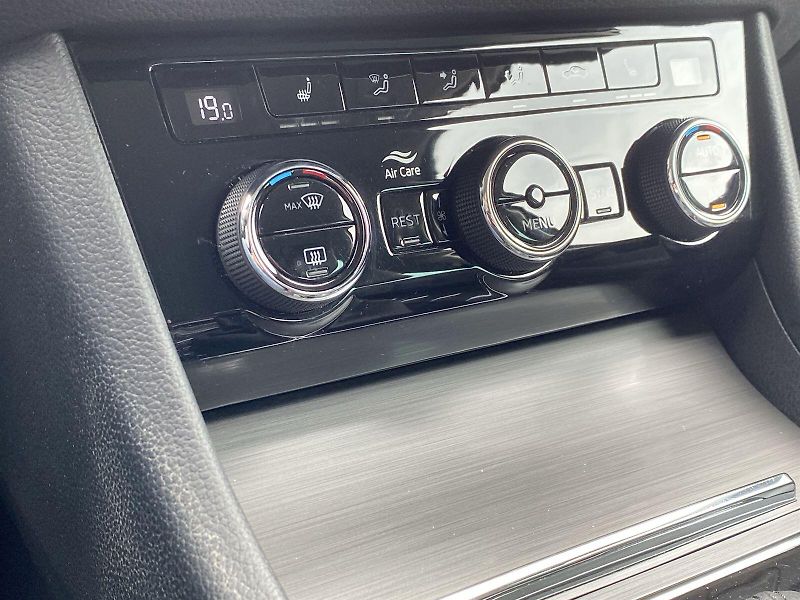 Škoda Superb (2021) Combi 1.5 TSI ACT DSG Style+ - fotka 13 z 36
