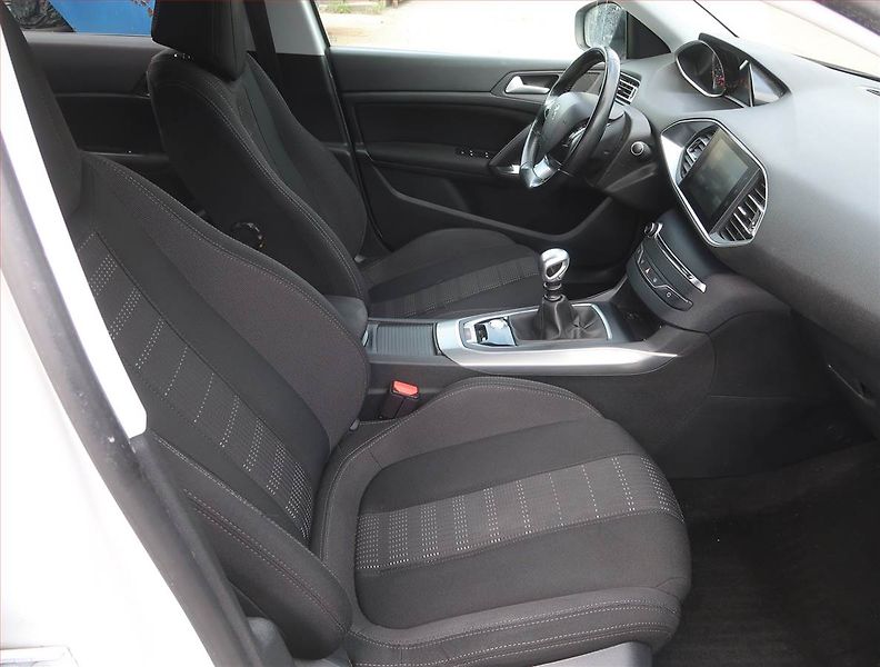 Peugeot 308 (2015) Allure 1.6 BlueHDi, Serv.kniha - fotka 9 z 20