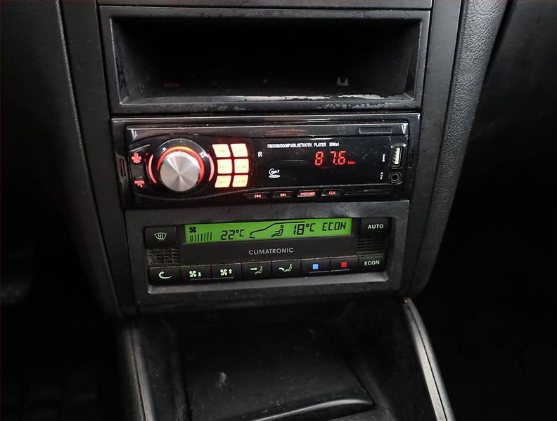 Volkswagen Golf (2000) 1.4 16V, Klima, plně pojízdný - fotka 9 z 11