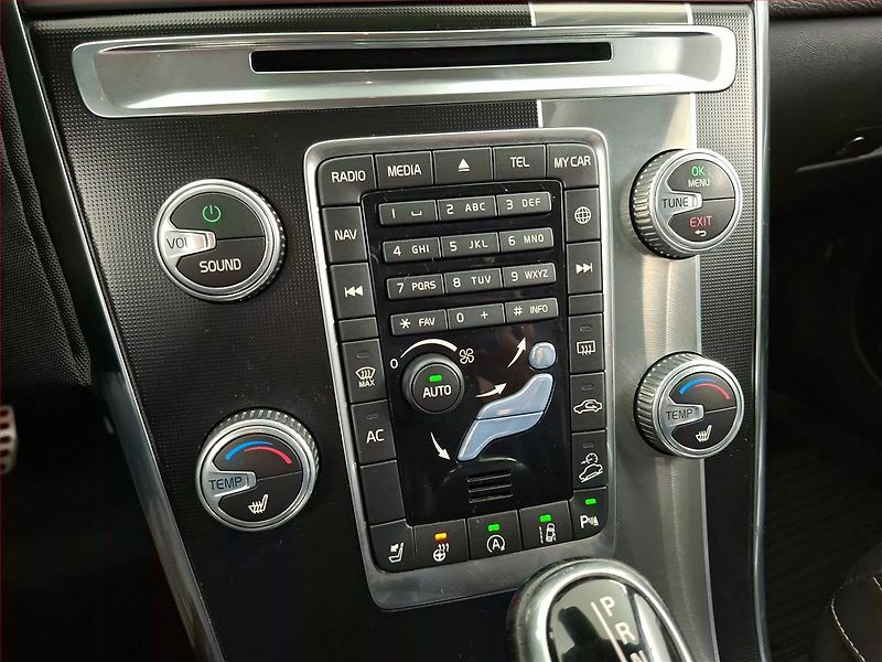 Volvo XC60 (2017) R-Design D4, 4X4, Automat - fotka 16 z 21