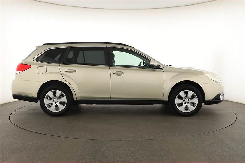 Subaru Outback (2013) 2.0 D, 4X4, Navi, Xenony - fotka 6 z 20