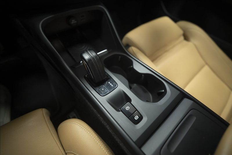 Volvo XC40 2,0 D4 AWD NAVI KAMERA TAŽNÉ - fotka 27 z 46