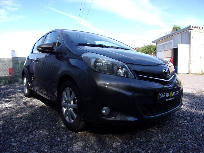Toyota Yaris (2012) 1.3i 73kW LOUNGE AUT.KLIMA KM - fotka 3 z 23
