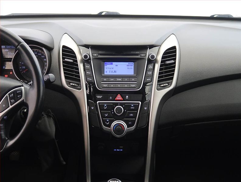 Hyundai i30 (2016) 1.6 GDI, ČR,1.maj, Tempomat - fotka 12 z 17