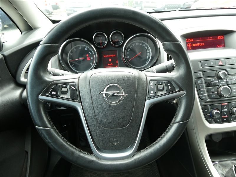 Opel Astra 1,4 88kW 2x kola, 2.majitel - fotka 26 z 38