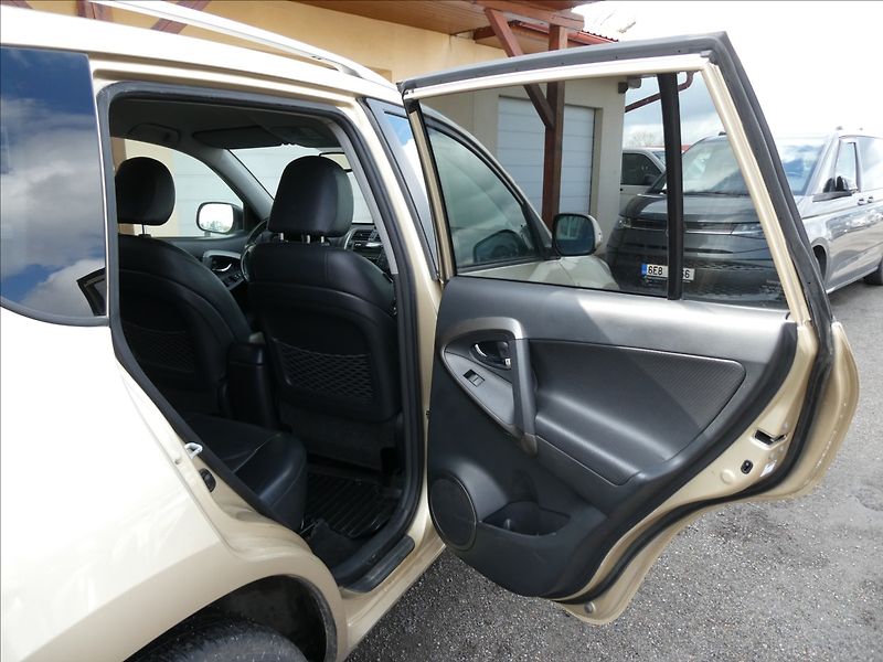 Toyota RAV4 2,2 D-4D 110kW 4x4,ČR,2.majite - fotka 22 z 40