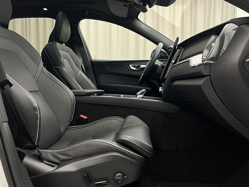 Volvo XC60 B5 AWD BLACK EDITION PLUS AUT  - fotka 21 z 45