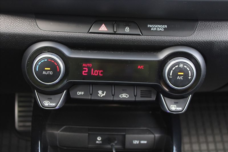 Kia Stonic 1,4 i  NOVÉ V ČR,PREMIUM,34TKM - fotka 16 z 33