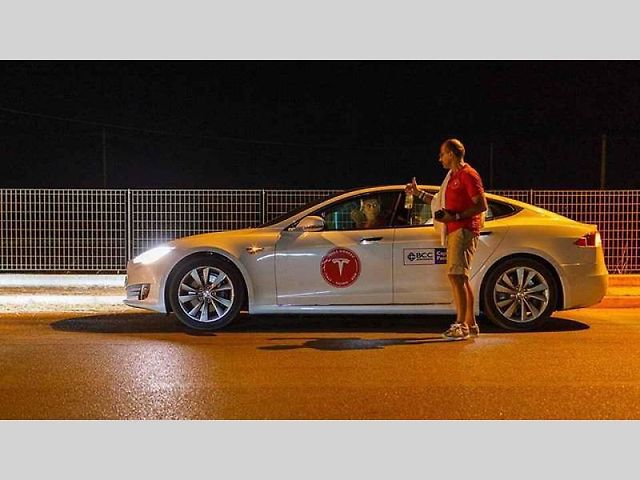 Rekordně dlouhá jízda elektromobilu Tesla.
