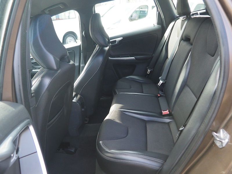 Volvo XC60 (2015) 2.4D D4 AWD - fotka 14 z 34