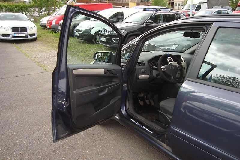 Opel Zafira (2008) 1.9 CDTi,7-M,2.Maj.S.Kn.STK 28 - fotka 19 z 50
