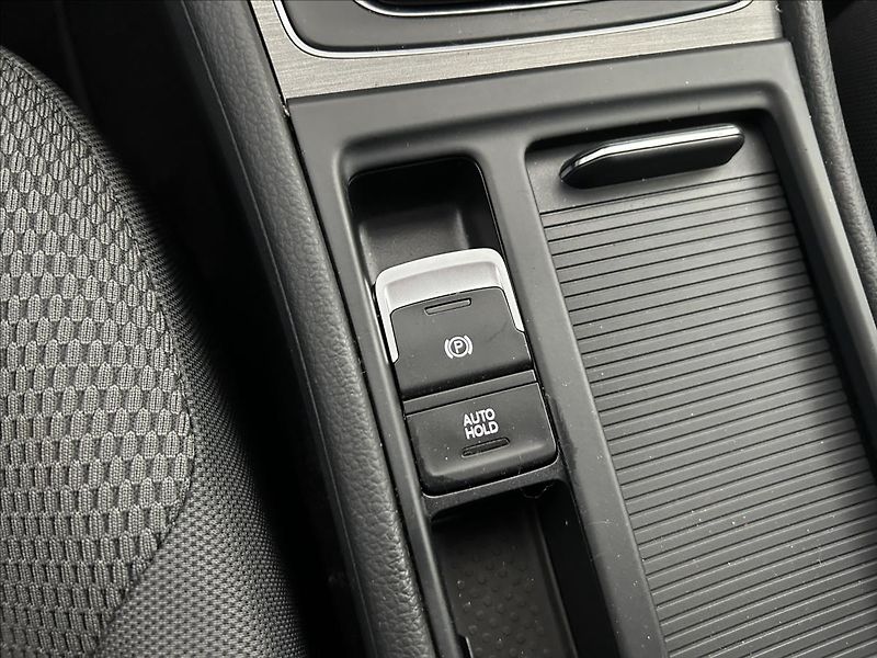 Volkswagen Golf 1,2   TSI 77kW,SERVISKA,TAŽNÉ - fotka 19 z 27