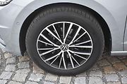 Vůz jezdil na sedmnáctipalcových kolech.