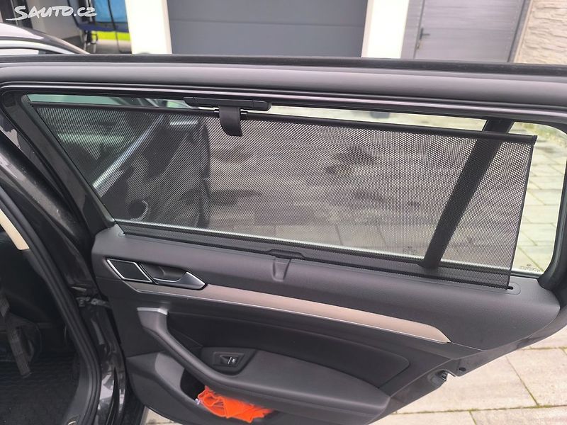 Volkswagen Passat R-LINE,MAX VÝBAVA,KRÁSNÝ,1.MAJ - fotka 14 z 29