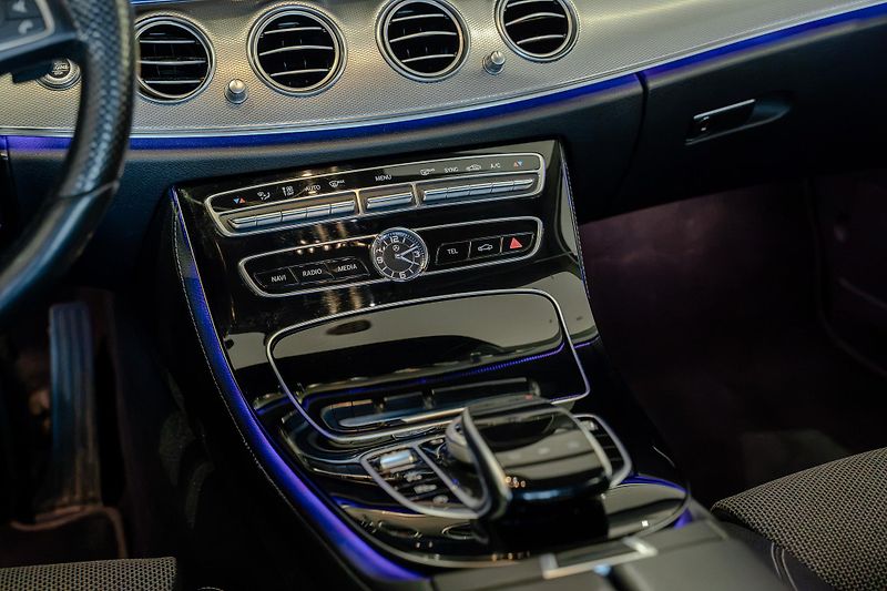 Mercedes-Benz Třídy E (2017) E 220 d/HUD/360/BUR/TOP - fotka 13 z 16