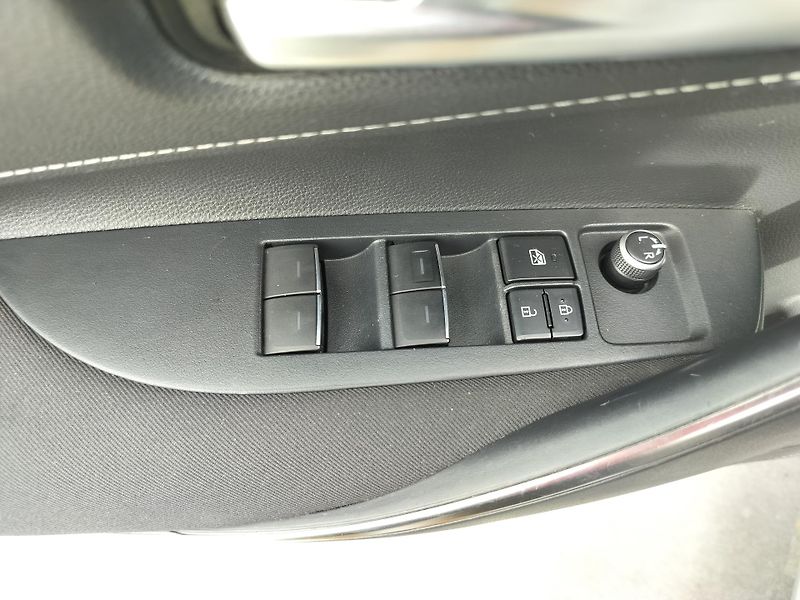 Toyota Corolla 1.8 hybrid business, navigace - fotka 10 z 29