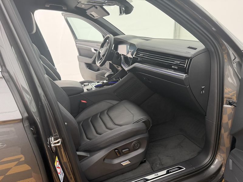 Volkswagen Touareg 3.0Tdi*170kw*DPH*HUD*R-Line* - fotka 19 z 42