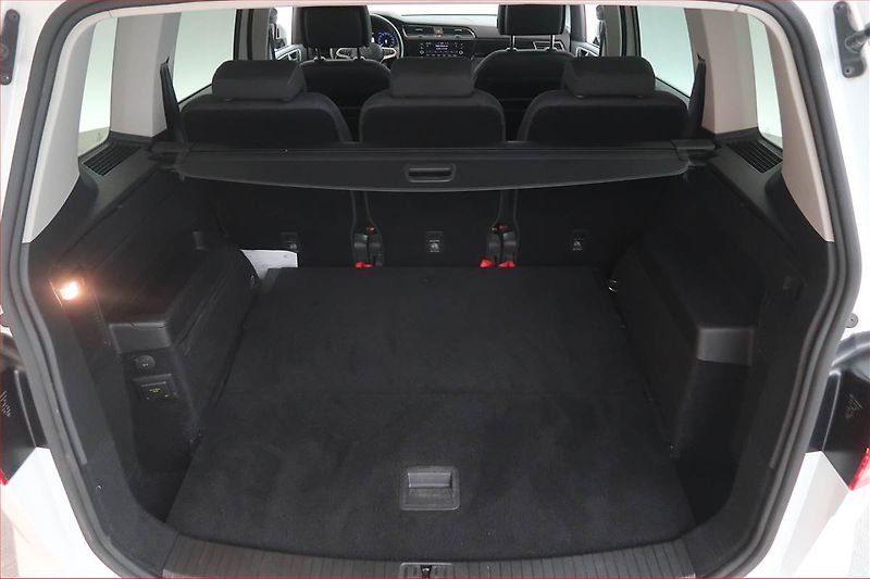 Volkswagen Touran (2023) 2.0 TDI - fotka 14 z 18
