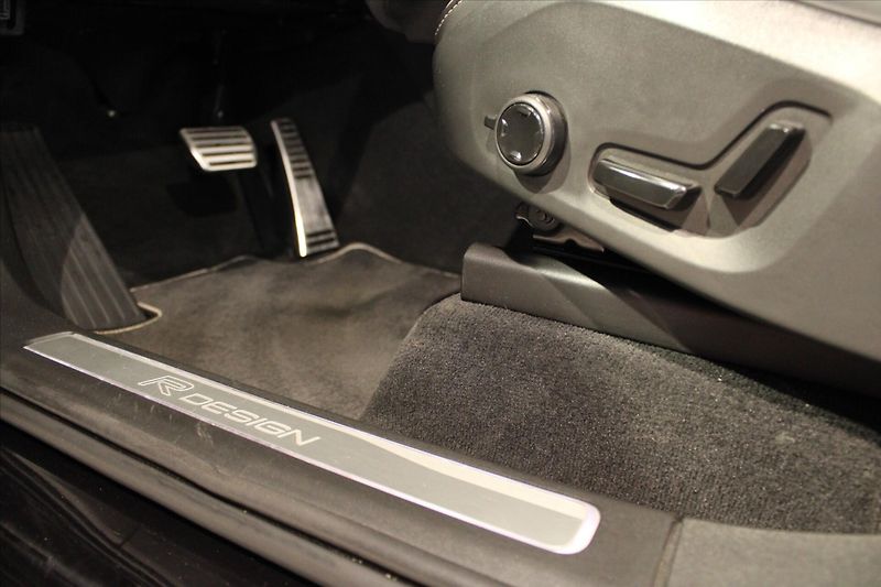 Volvo XC90 B5 AWD R Design PilotAssist/DP - fotka 12 z 32