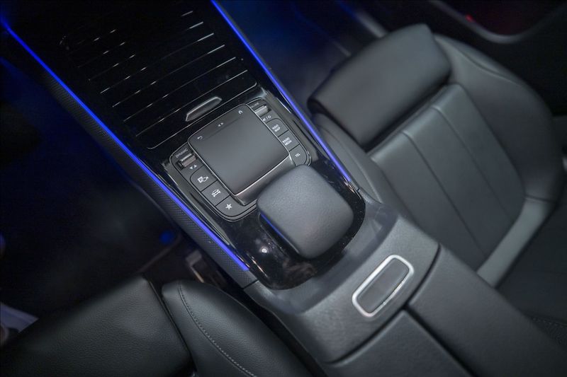 Mercedes-Benz GLB 2,0 200d 4MATIC NAVI KAMERA ČR - fotka 22 z 47