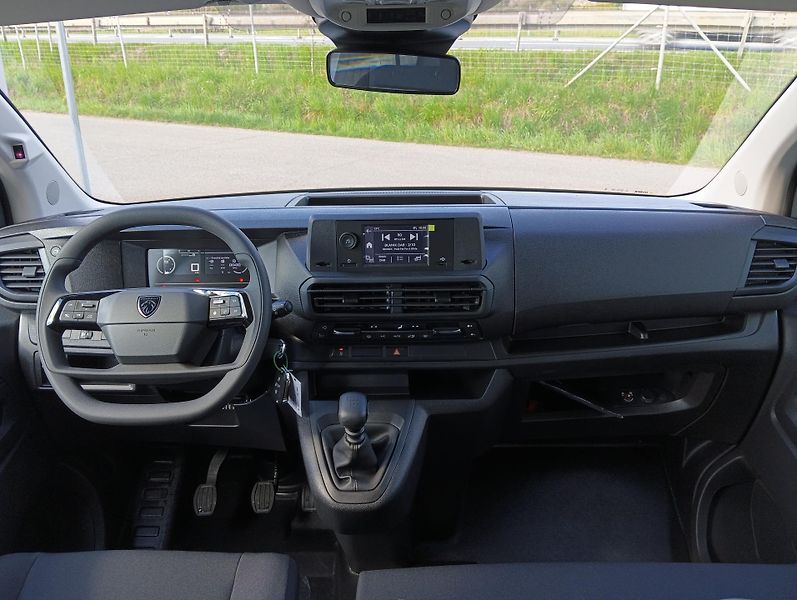 Peugeot Expert (2026) Combi L3 2.2 BlueHDi 150 MAN6 - fotka 9 z 23