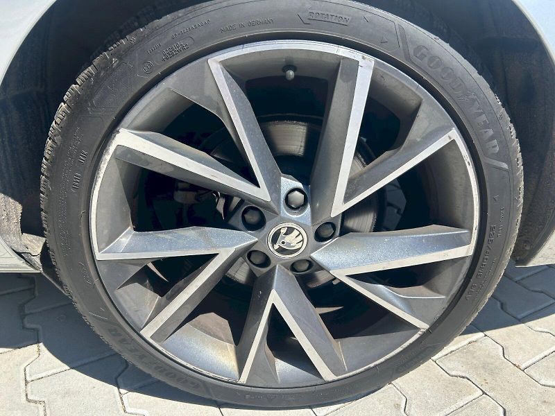 Škoda Superb (2023) COM GRT SPO4X4 TD 140/2.0 A7A - fotka 17 z 33