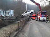 Auto u Blanska zmizelo v řece. Řidič po nehodě čekal na záchranu na střeše.