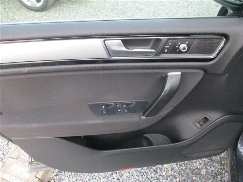 Volkswagen Touareg 3,0 TDI, DSG,servis,el.tažné - fotka 12 z 30