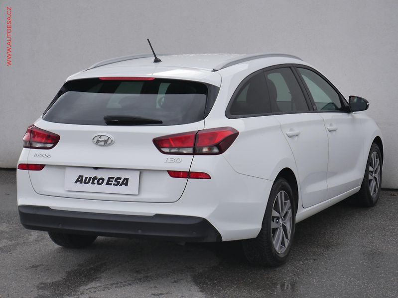 Hyundai i30 (2018) 1.4T-GDi, 2.maj,ČR, AC, park - fotka 4 z 21