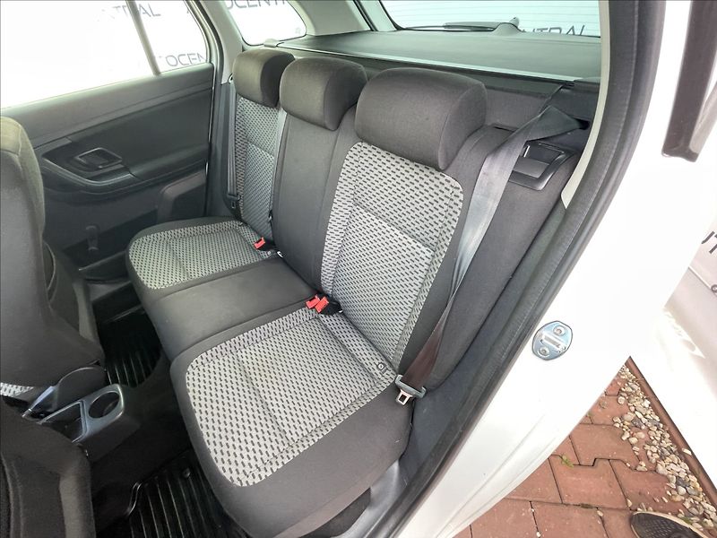 Škoda Fabia 1,2 tsi 63kW Family servisován - fotka 20 z 21