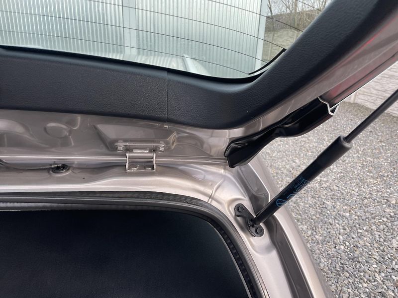 Toyota Auris 1.8i 16v HYBRID AUT NAVI CAM!! - fotka 105 z 166