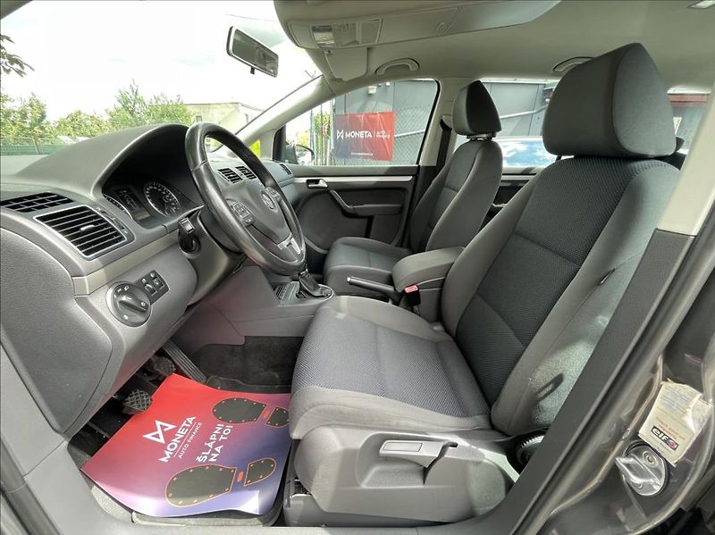 Volkswagen Touran 1,6 TDi  Navigace,Climatronic - fotka 15 z 49