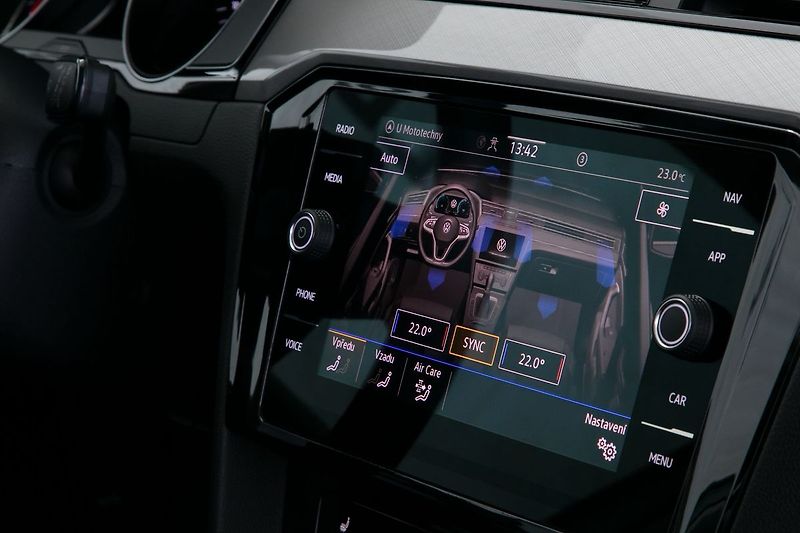 Volkswagen Passat 2.0TDI 110kW DSG IQ ACC Tažné - fotka 18 z 29