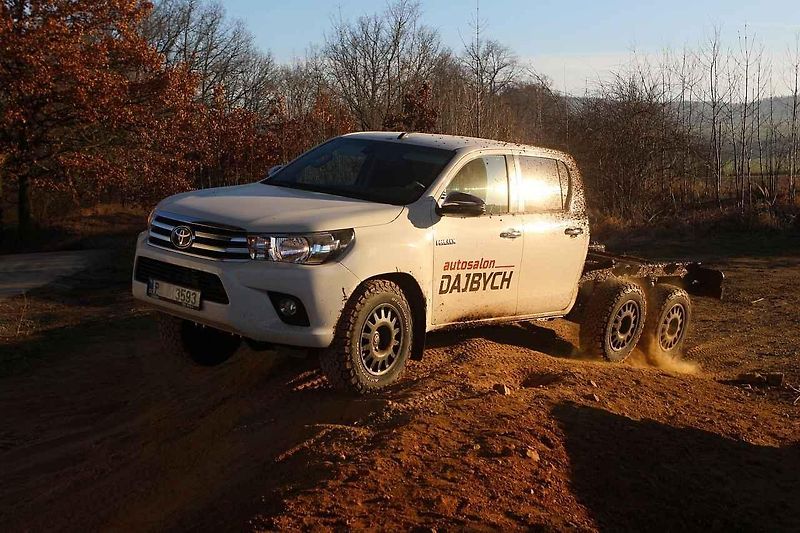 S šestkolovým Hiluxem jsme se mohli i projet